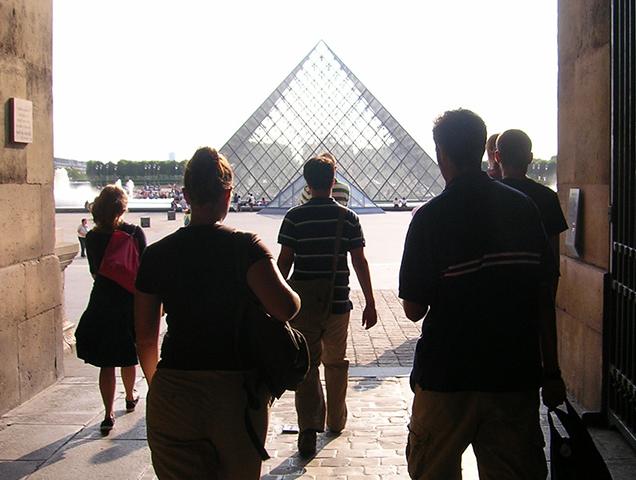 学生们走向巴黎卢浮宫博物馆