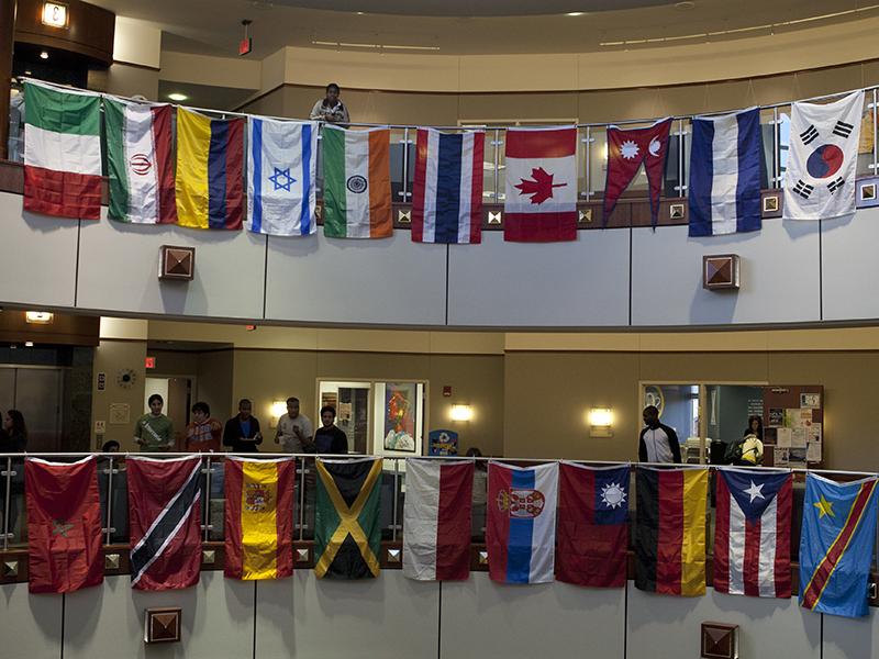 20面不同的国际旗帜悬挂在加拉格尔学生中心. 有两排10面旗帜.
