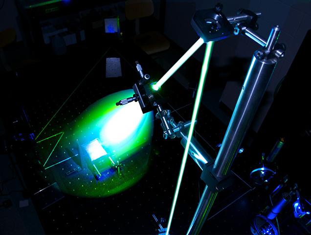 发射绿色激光的大型实验室设备，由物理专业的学生使用